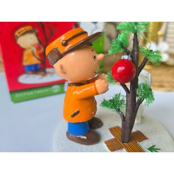 Peanuts "The Perfect Tree" Figurine By Department 56 Snoopy and Charlie Brown - Picture 2 of 8